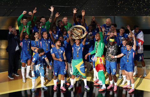 Chelsea angkat trofi juara usai kalahkan PSG dalam final Piala Dunia Antarklub 2025 di MetLife Stadium, East Rutherford, New Jersey, Amerika Serikat, pada Senin (14/7) dini hari WIB. Foto: REUTERS/Amanda Perobelli