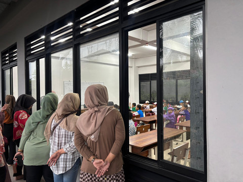 Suasana hari pertama masuk sekolah di SDN 07 Pondok Bambu, Jakarta Timur, pada Senin (14/7). Foto: Abid Raihan/kumparan