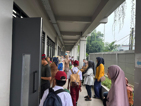 Suasana hari pertama masuk sekolah di SDN 07 Pondok Bambu, Jakarta Timur, pada Senin (14/7). Foto: Abid Raihan/kumparan