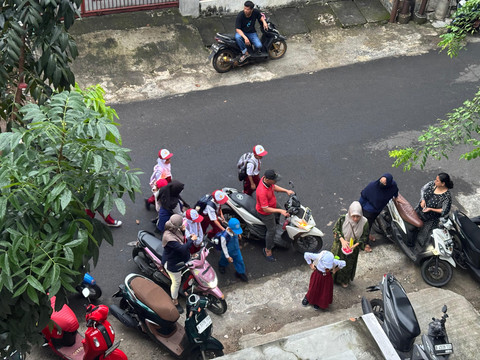 Suasana hari pertama masuk sekolah di SDN 07 Pondok Bambu, Jakarta Timur, pada Senin (14/7). Foto: Abid Raihan/kumparan