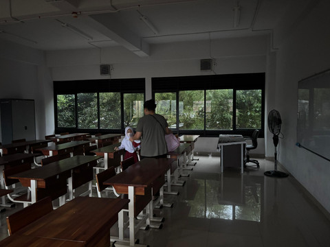 Suasana hari pertama masuk sekolah di SDN 07 Pondok Bambu, Jakarta Timur, pada Senin (14/7). Foto: Abid Raihan/kumparan