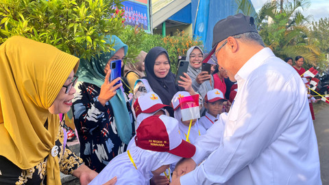 Menteri Pendidikan Dasar dan Menengah Abdul Mu'ti meninjau langsung MPLS Ramah di SDN 16 Sumbawa Besar, Nusa Tenggara Barat, Senin (14/7). Foto: Nasywa Athifah/kumparan