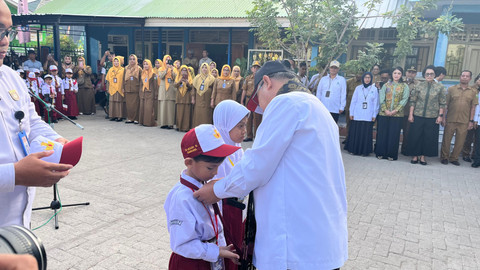 Menteri Pendidikan Dasar dan Menengah Abdul Mu'ti meninjau langsung MPLS Ramah di SDN 16 Sumbawa Besar, Nusa Tenggara Barat, Senin (14/7). Foto: Nasywa Athifah/kumparan