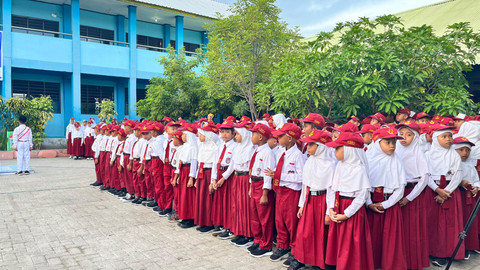Suasana hari pertama masuk sekolah di SD Negeri 16 Sumbawa Besar, Nusa Tenggara Barat, Senin (14/7). Foto: Nasywa Athifah/kumparan
