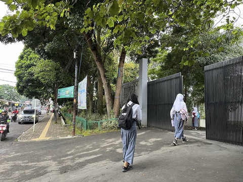 Suasana sekolah SMAN 9 Bandung yang memulai aturan masuk jam sekolah pukul 06.30 WIB pada Senin (14/7/2025). Foto: Alya Zahra/kumparan