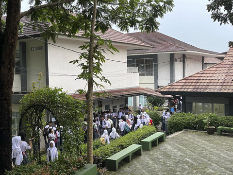 Suasana sekolah SMAN 9 Bandung yang memulai aturan masuk jam sekolah pukul 06.30 WIB pada Senin (14/7/2025). Foto: Alya Zahra/kumparan
