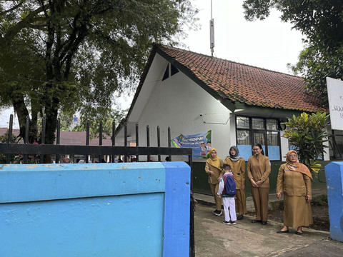 Suasana SDN 187 Lanuma Husein yang memulai aturan jam belajar pukul 06.30 WIB, Senin (14/7/2025). Foto: Alya Zahra/kumparan 