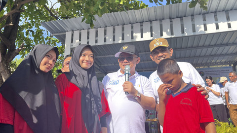 Menteri Pendidikan Dasar dan Menengah Abdul Mu'ti saat senam dan menyanyi bersama siswa-siswi SLB Negeri 1 Sumbawa, Nusa Tenggara Barat, Senin (14/7/2025). Foto: Nasywa Athifah/kumparan