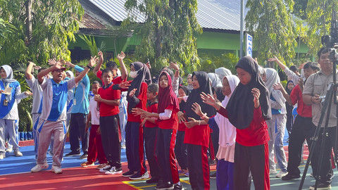 Siswa-siswi SLB Negeri 1 Sumbawa senam dan menyanyi bersama Menteri Pendidikan Dasar dan Menengah Abdul Mu'ti di Nusa Tenggara Barat, Senin (14/7/2025). Foto: Nasywa Athifah/kumparan