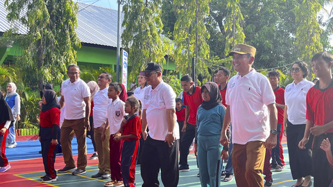 Menteri Pendidikan Dasar dan Menengah Abdul Mu'ti saat senam dan menyanyi bersama siswa-siswi SLB Negeri 1 Sumbawa, Nusa Tenggara Barat, Senin (14/7/2025). Foto: Nasywa Athifah/kumparan
