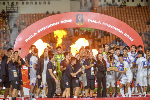 Tim Port FC Thailand mengangkat Piala saat penganugerahan pemenang Piala Presiden di Stadion Si Jalak Harupat, Kabupaten Bandung, Jawa Barat, Minggu (13/7/2025). Foto: Raisan Al Farisi/ANTARA FOTO