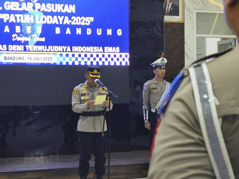 Kapolrestabes Bandung Kombes Pol Budi Sartono dalam apel Gelar Pasukan Operasi Patuh Lodaya 2025, di Mapolrestabes Bandung, Jawa Barat, Senin (14/7/2025). Foto: Alya Zahra/kumparan