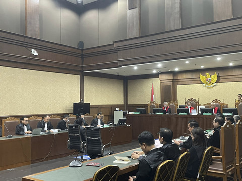 Jaksa Penuntut Umum (JPU) KPK membacakan replik atau tanggapannya atas pembelaan Sekjen PDIP Hasto Kristiyanto dan penasihat hukumnya, terkait kasus dugaan suap dan perintangan penyidikan Harun Masiku di Pengadilan Tipikor Jakarta, Senin (14/7/2025). Foto: Fadhil Pramudya/kumparan