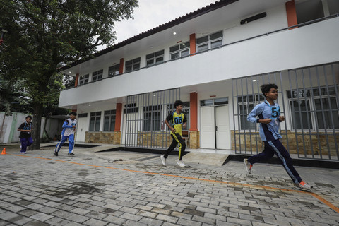 Siswa mengikuti tes kebugaran saat hari pertama Sekolah Rakyat Menengah Atas 9 di Bambuapus, Jakarta Timur, Senin (14/7/2025). Foto: Jamal Ramadhan/kumparan