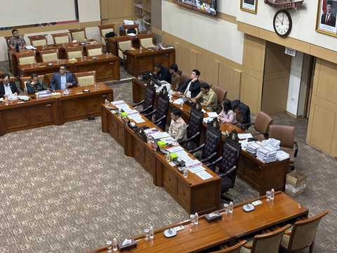 RDPU Komisi III DPR RI bersama Komnas Perempuan, LBH APIK, LBH PBB, dan BEM UNES di Kompleks Parlemen, Senayan, Jakarta pada Senin (14/7/2025). Foto: Abid Raihan/kumparan