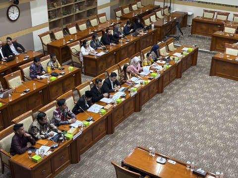 RDPU Komisi III DPR RI bersama Komnas Perempuan, LBH APIK, LBH PBB, dan BEM UNES di Kompleks Parlemen, Senayan, Jakarta pada Senin (14/7/2025). Foto: Abid Raihan/kumparan