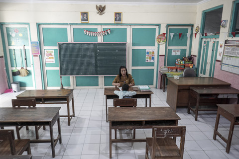 Guru mengajar seorang siswa ... </div>
<div class=