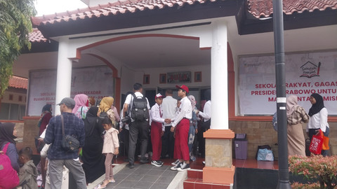 Antrean wali murid di Sekolah Rakyat Kabupaten Bogor, Senin (14/7/2025). Foto: Dok. Istimewa