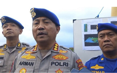 Ditpolairud Polda Jatim Kombes Pol Arman Asmara Syarifudin mengungkapkan hasil pencitraan bawah laut menggunakan Multibeam Echosounder (MBES) dan Side Scan Sonar penyebab tenggelamnya KMP Tunu Pratama Jaya, saat di Banyuwangi, Minggu (13/7/2025). Foto: kumparan