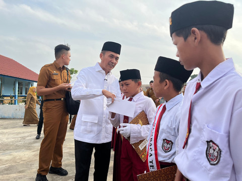 Wali Kota Palembang, Ratu Dewa, saat membagikan seragam sekolah gratis di SDN 200 Palembang/Ist.