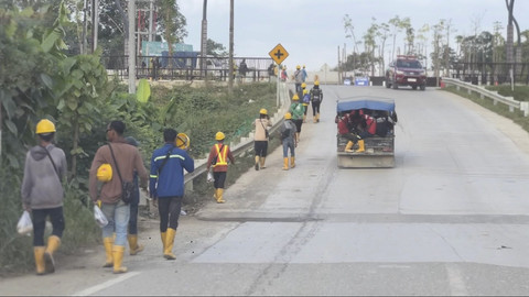 Pekerja berjalan menuju pintu masuk kawasan inti IKN, Jumat (11/7/20... </div>
<div class=
