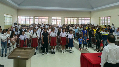 Para pelajar bersama dengan orang tua pada hari pertama pembukaan Sekolah Rakyat Menengah Pertama di Kota Manado, Sulawesi Utara.