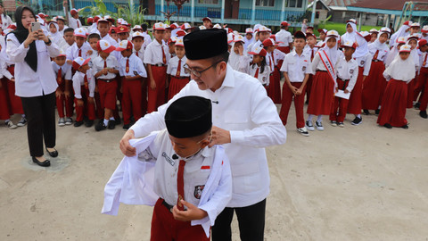 Wali Kota Palembang, Ratu Dewa saat membagikan seragam sekolah gratis di SDN 200 Palembang.