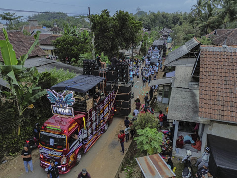 Foto udara gelaran Urek-Urek Carnival, Kabupaten Malang, Jawa Timur, Sabtu (12/7/2025). Foto: Irfan Sumanjaya/ANTARA FOTO