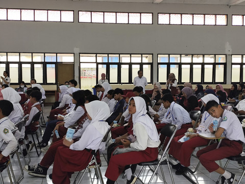 Sekolah Rakyat Menengah Pertama (SRMP) 9 Kota Bandung, Komplek Sentra Wyata Guna, Jawa Barat, melaksanakan tes kesehatan sebelum proses pembelajaran, Senin (14/7/2025). Foto: Alya Zahra/kumparan
