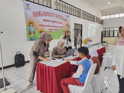 Sekolah Rakyat Menengah Pertama (SRMP) 9 Kota Bandung, Komplek Sentra Wyata Guna, Jawa Barat, melaksanakan tes kesehatan sebelum proses pembelajaran, Senin (14/7/2025). Foto: Alya Zahra/kumparan