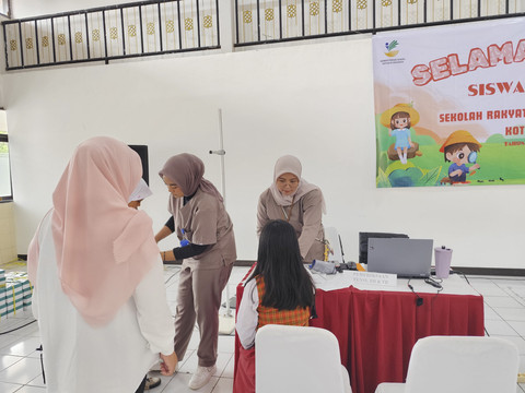 Sekolah Rakyat Menengah Pertama (SRMP) 9 Kota Bandung, Komplek Sentra Wyata Guna, Jawa Barat, melaksanakan tes kesehatan sebelum proses pembelajaran, Senin (14/7/2025). Foto: Alya Zahra/kumparan