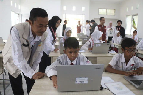 Para siswa mengoperasikan laptop di Sekolah Rakyat di Kabupaten Bogor, Senin (14/7/2025). Foto: kumparan
