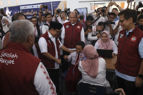 Menteri Koordinator Bidang Pemberdayaan Masyarakat RI Muhaimin Iskandar berinteraksi dengan siswa di Sekolah Rakyat di Kabupaten Bogor, Senin (14/7/2025). Foto: kumparan