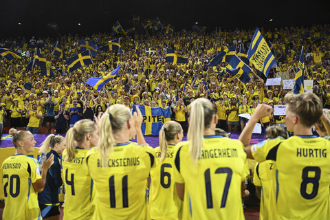 Para pemain Swedia merayakan dengan para pendukungnya setelah memenangkan pertandingan sepak bola Grup C Euro Wanita 2025 antara Swedia dan Jerman di Stadion Letzigrund di Zurich, Sabtu (12/7/2025). Foto: Sebastien Bozon/AFP