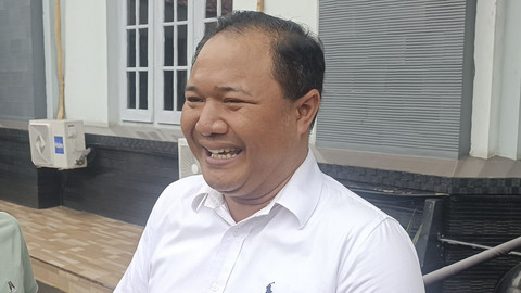 Kepala Seksie Intelijen Kejari Kota Tangerang, Anak Agung Made Suarja Teja Buana saat membawa Jonathan Frizzy ke Lapas Pemuda Kelas II Tangerang, Senin (14/7/2025). Foto: Giovanni/kumparan