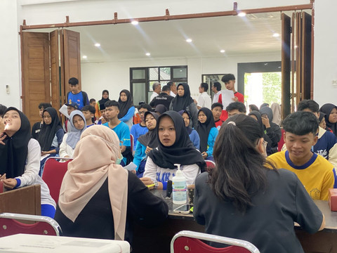 Siswa Sekolah Rakyat Sonosewu, Bantul, saat mengikuti tes kebugaran pada hari pertama sekolah, Senin (14/7). Foto: Pandangan Jogja/Resti Damayanti