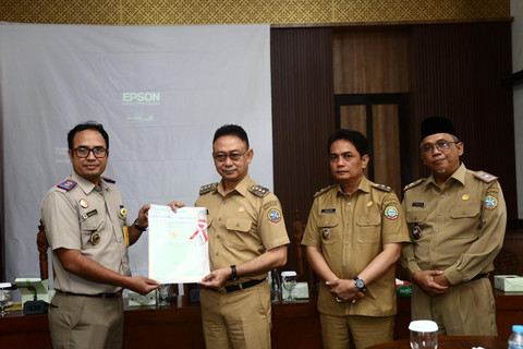 Wali Kota Pontianak Edi Rusdi Kamtono menerima sertifikat tanah fasum dan fasos dari Kepala Kantor Pertanahan Kota Pontianak Susmianto. Foto; Dok. Prokopim Pemkot Pontianak
