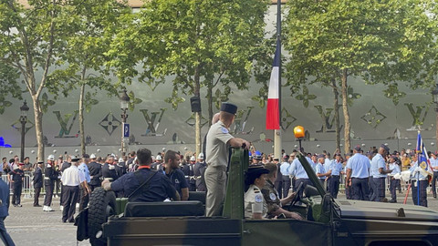 Persiapan parade Bastille Day yang akan dimulai pukul 10.00 waktu Paris, Senin (14... </div>
<div class=
