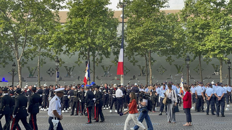 Persiapan parade Bastille Day yang akan dimulai pukul 10.00 waktu Paris, Senin (14/7/2025). Foto: Arifin Asydhad/kumparan
