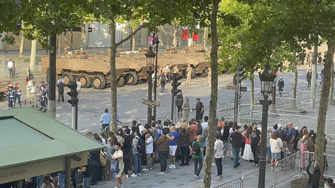 Kendaraan tempur Prancis juga disiagakan di Paris, Senin (14/7/2025). Foto: Arifin Asydhad/kumparan