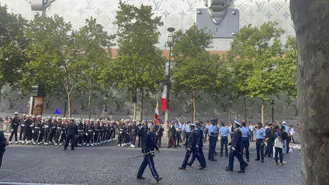 Para tentara Prancis memenuhi Jl Champ Elyssees lokasi Parade Bastille Day, Prancis, Senin (14/7/2025). Foto: Arifin Asydhad/kumparan