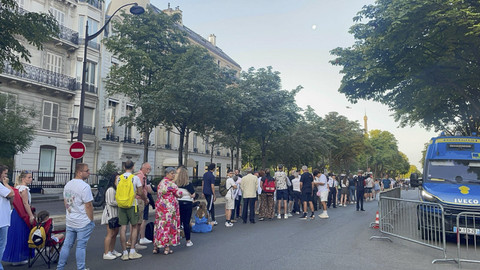 Antrean pengunjung untuk menonton perayaan Bastille Day, Prancis, Senin (14/7/2025). Foto: Arifin Asydhad/kumparan
