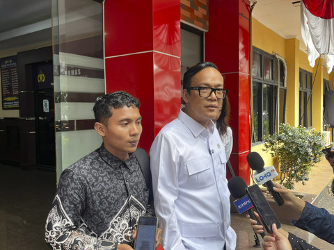 Wamenaker Immanuel Ebenezer dan Hebbi Tarnando Buruh yang dilaporkan perusahaannya terkait pencemaran nama baik di Polres Jakarta Selatan, Senin (14/7/2025). Foto: Rayyan Farhansyah/kumparan