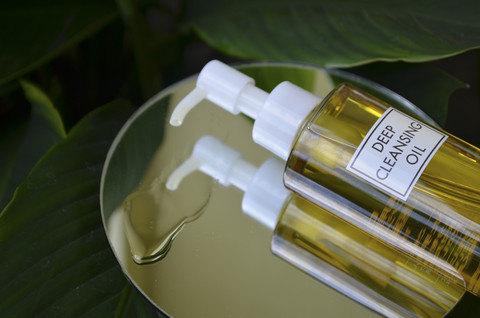 Cleansing Oil menjadi alternatif bagi kamu yang tengah memakai riasan bold. Foto: Estrela Amarel/Shutterstock