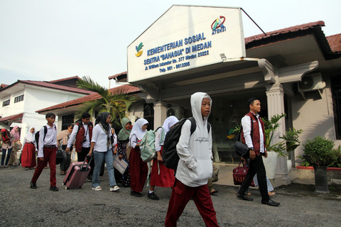 Sejumlah siswa SMP berjalan menuju ruangan Sekolah Rakyat, Sentra Bahagia, Medan, Sumatera Utara, Senin (14/7/2025). Foto: Yudi Manar/ ANTARA FOTO