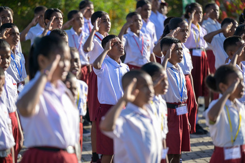 Sejumlah siswa sekolah rakyat mengikuti upacara bendera pada hari pertama pengoperasian Sekolah Rakyat Menengah Pertama 19 Kupang di Sentra Efata, Naibonat, Kabupaten Kupang, NTT, Senin (14/7/2025). Foto: Fauzan/ANTARA FOTO