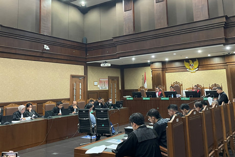 Penasihat hukum eks Menteri Perdagangan (Mendag) RI Thomas Trikasih Lembong atau Tom Lembong, membacakan dupliknya atau jawaban atas tanggapan terhadap replik jaksa, dalam sidang kasus importasi gula, di Pengadilan Tipikor Jakarta, Senin (14/7/2025). Foto: Fadhil Pramudya/kumparan