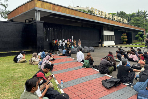 Suasana demo terkait RUU KUHAP di Gerbang Pancasila, Kompleks Parlemen, Senayan, Jakarta Pusat pada Senin (14/7/2025). Foto: Abid Raihan/kumparan