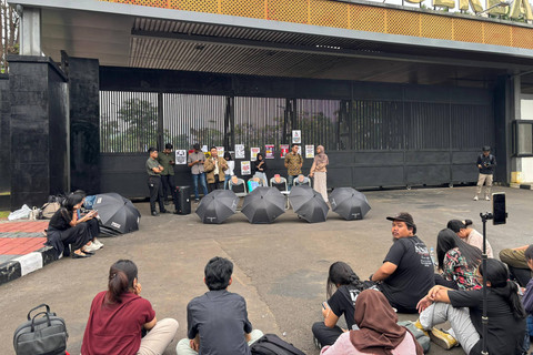 Suasana demo terkait RUU KUHAP di Gerbang Pancasila, Kompleks Parlemen, Senayan, Jakarta Pusat pada Senin (14/7/2025). Foto: Abid Raihan/kumparan