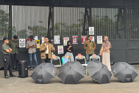Suasana demo terkait RUU KUHAP di Gerbang Pancasila, Kompleks Parlemen, Senayan, Jakarta Pusat pada Senin (14/7/2025). Foto: Abid Raihan/kumparan